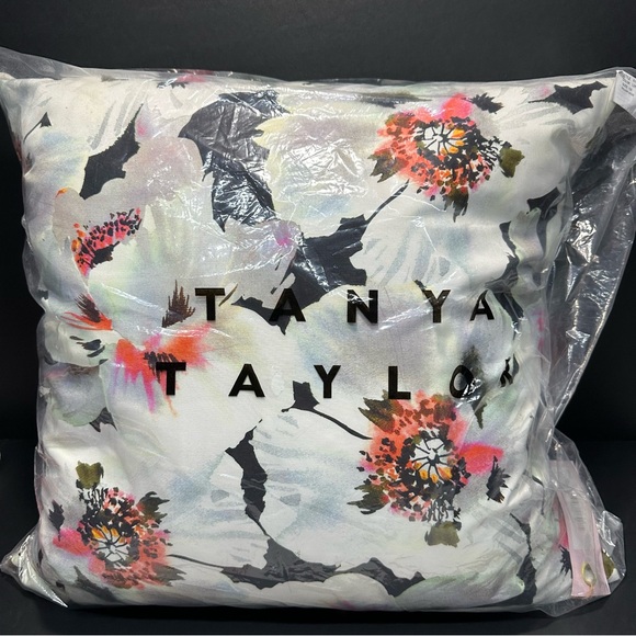 Decorative throw pillow 20” x 20” Black with floral print new with tag - Picture 2 of 5